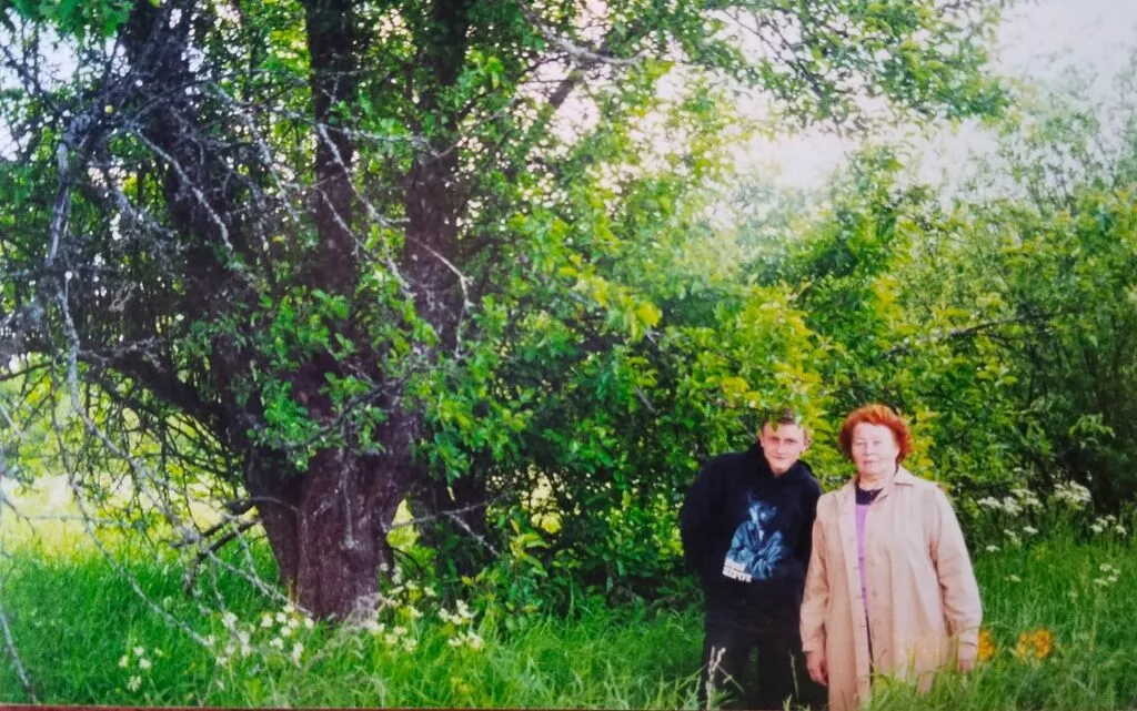 Июнь 2000 г. Калашниково.Рядом с усадьбой Маляковых,Гаврилова Елена Александровна-двоюродная сестра Л. малякова, внук -Ярослав
